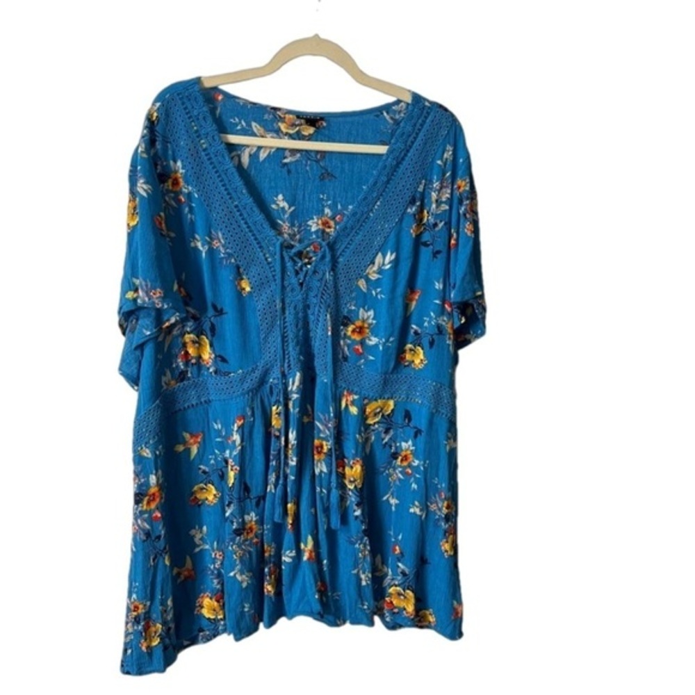 ⭐️ Torrid floral blue babydoll top - size 4 (plus size)